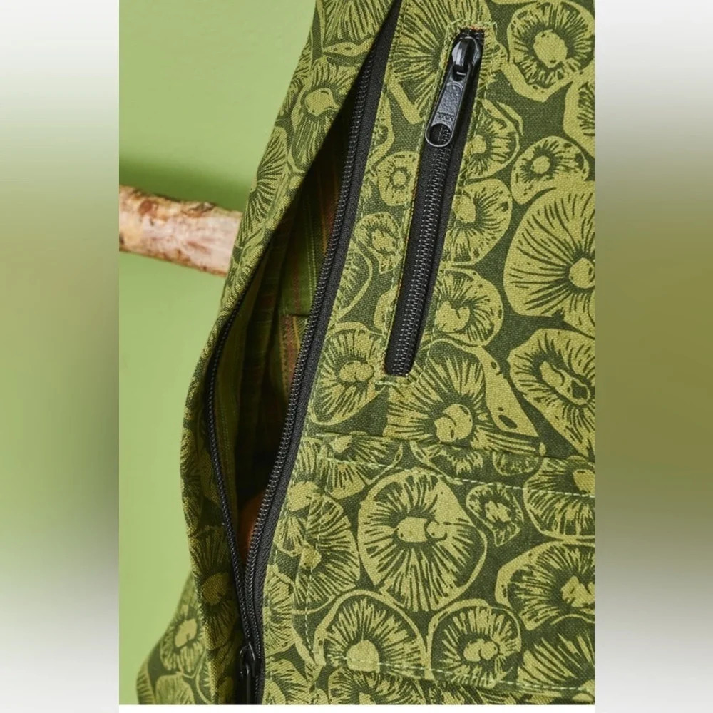 Earthbound Trading Mushroom Utility Sling Bag, Green, NWT - Picture 4 of 9
